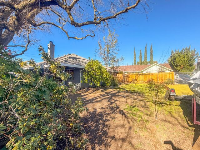 5500 Stately Oak Ln, Carmichael, CA 95608