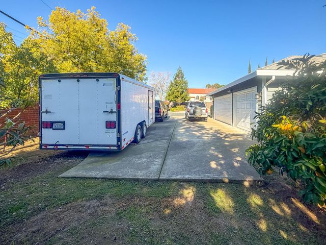 5500 Stately Oak Ln, Carmichael, CA 95608