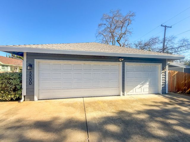 5500 Stately Oak Ln, Carmichael, CA 95608