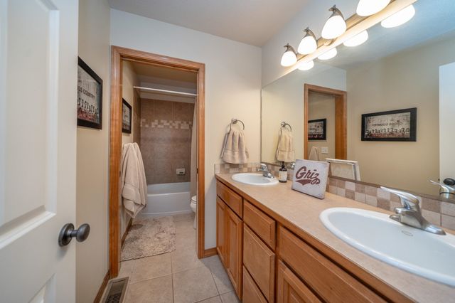 1017 E Golden Ct, Spokane, WA 99208