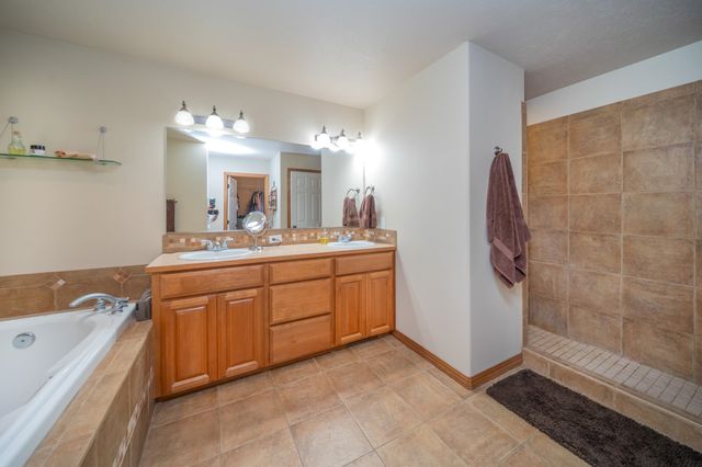 1017 E Golden Ct, Spokane, WA 99208