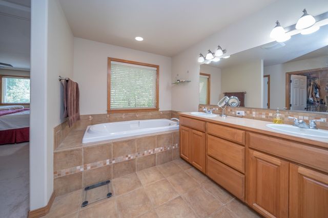 1017 E Golden Ct, Spokane, WA 99208