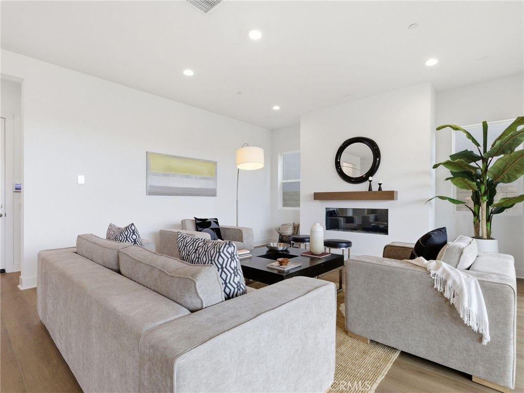 Image 11 of property listing at 27643 Juniper Lane, Valencia, CA 91381