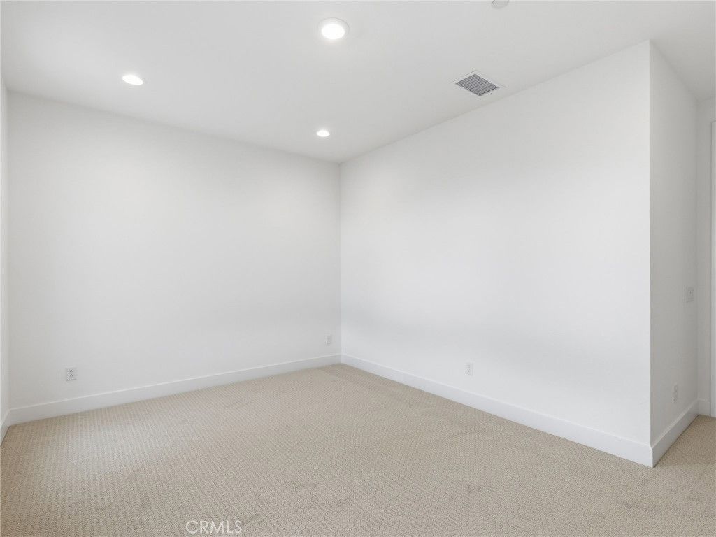 Image 35 of property listing at 27643 Juniper Lane, Valencia, CA 91381