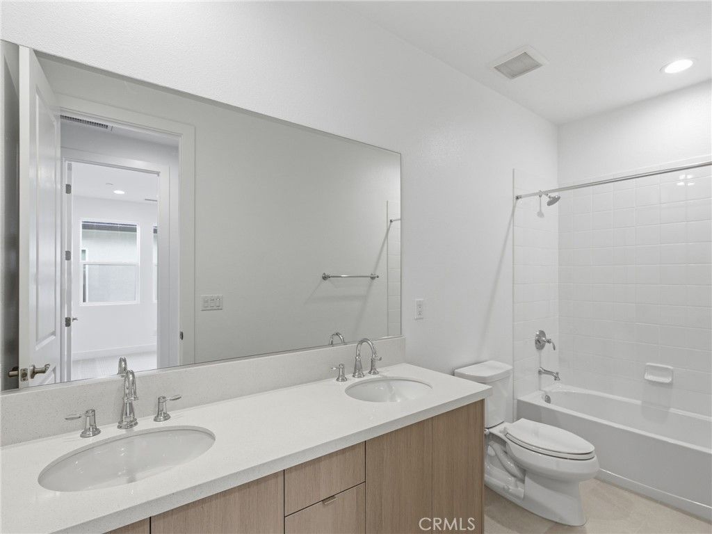 Image 39 of property listing at 27643 Juniper Lane, Valencia, CA 91381