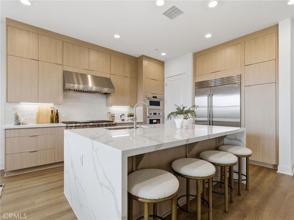 Image 5 of property listing at 27643 Juniper Lane, Valencia, CA 91381