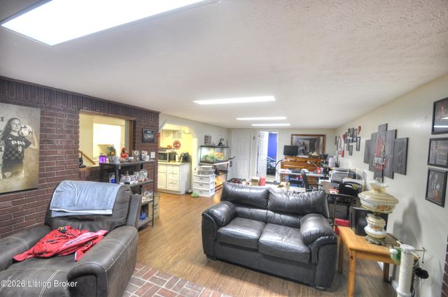 6303 Venango Dr, Louisville, KY 40258