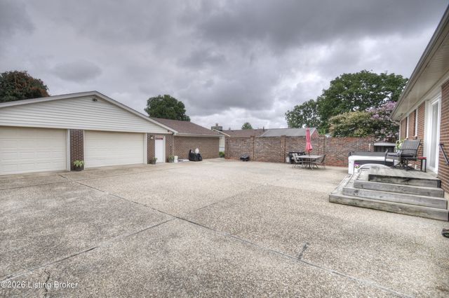 6303 Venango Dr, Louisville, KY 40258