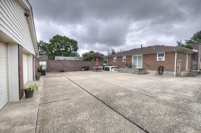 6303 Venango Dr, Louisville, KY 40258