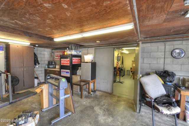 6303 Venango Dr, Louisville, KY 40258