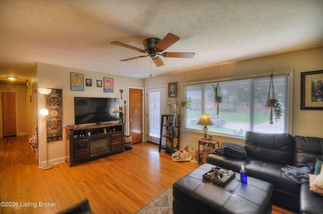 6303 Venango Dr, Louisville, KY 40258