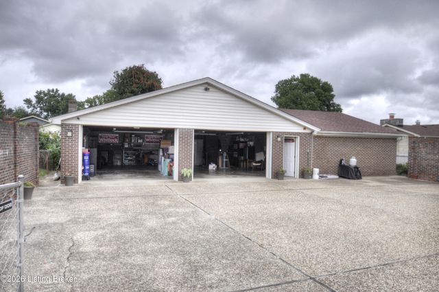 6303 Venango Dr, Louisville, KY 40258