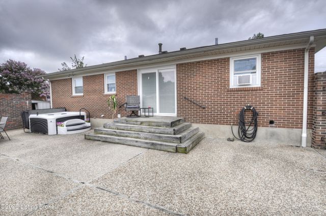 6303 Venango Dr, Louisville, KY 40258