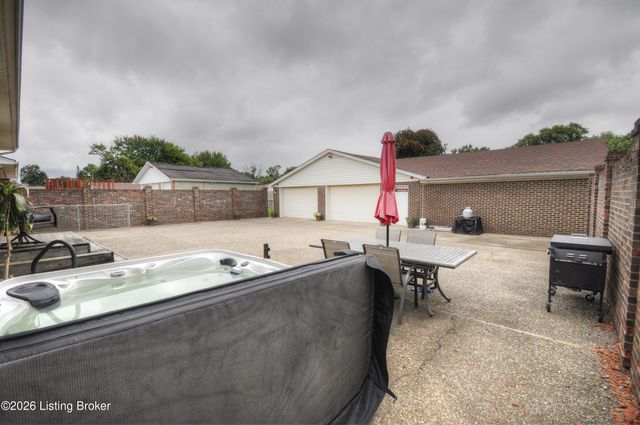 6303 Venango Dr, Louisville, KY 40258