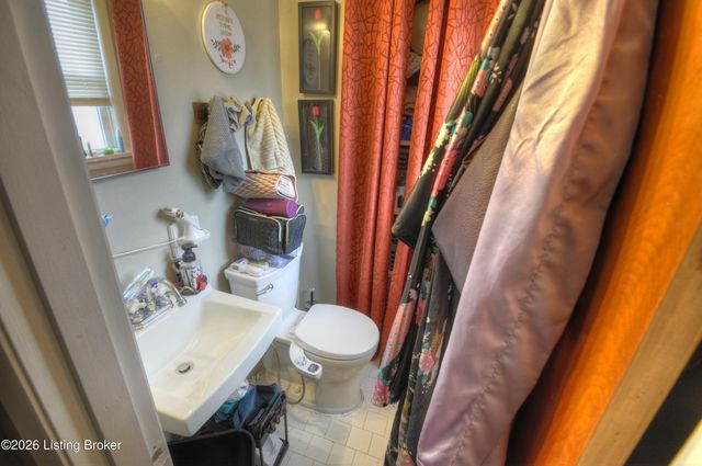 6303 Venango Dr, Louisville, KY 40258