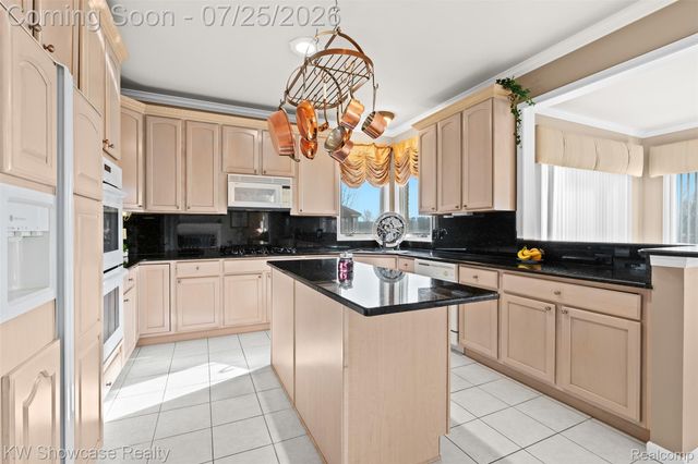 2955 Ivy Hill Drive, Commerce Charter Township, MI 48382
