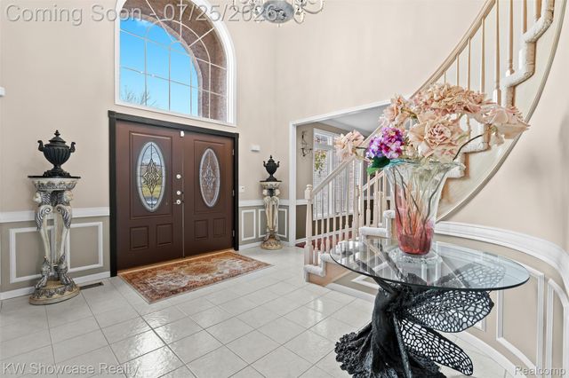 2955 Ivy Hill Drive, Commerce Charter Township, MI 48382