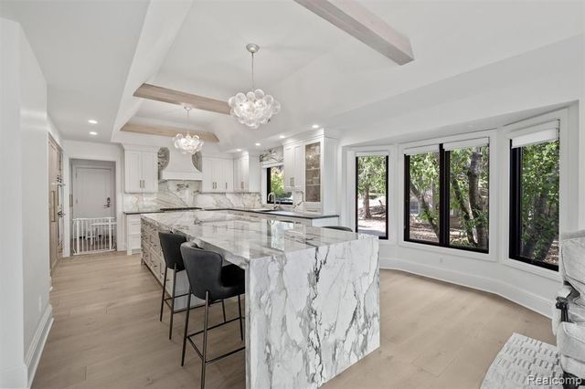 2871 Meadowood Lane, Bloomfield Hills, MI 48302