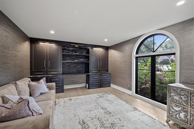 2871 Meadowood Lane, Bloomfield Hills, MI 48302