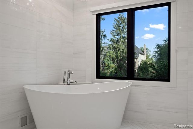 2871 Meadowood Lane, Bloomfield Hills, MI 48302