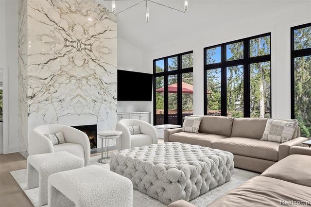 2871 Meadowood Lane, Bloomfield Hills, MI 48302