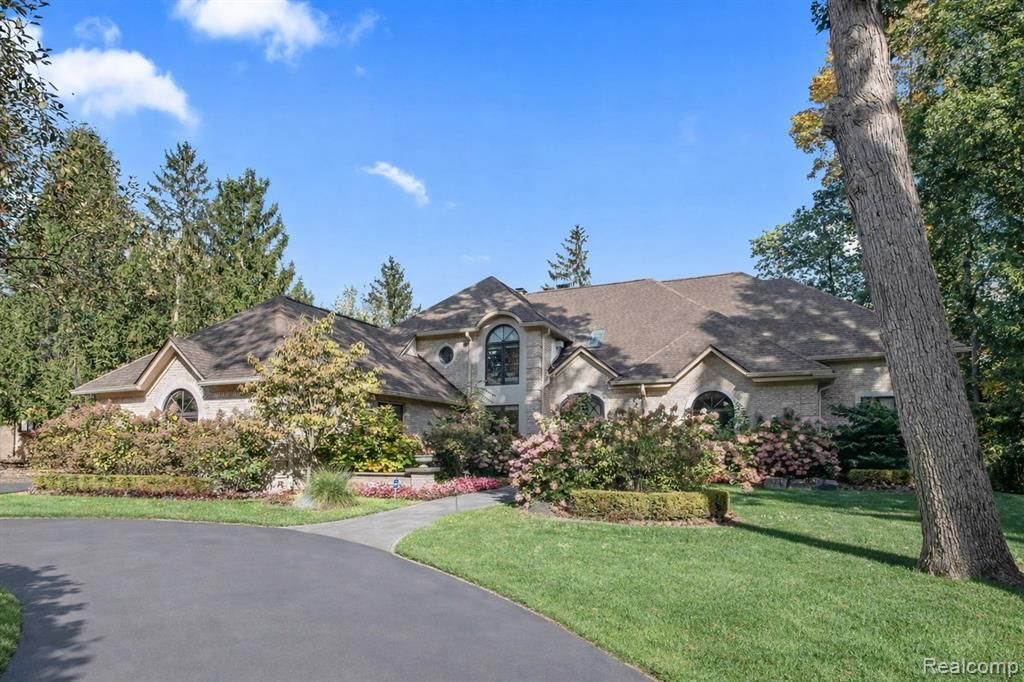 2871 Meadowood Lane, Bloomfield Hills, MI 48302