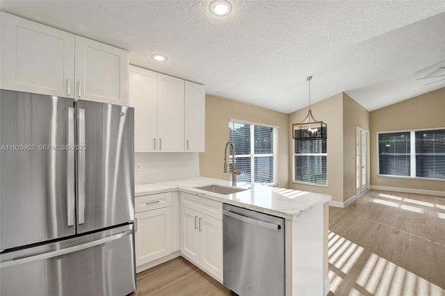 9012 S Lake Park Cir S, Davie, FL 33328