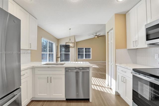 9012 S Lake Park Cir S, Davie, FL 33328