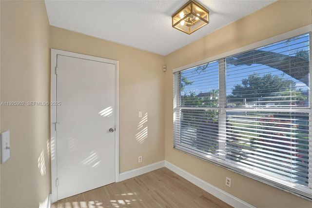 9012 S Lake Park Cir S, Davie, FL 33328