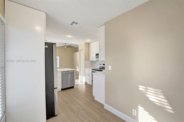 9012 S Lake Park Cir S, Davie, FL 33328