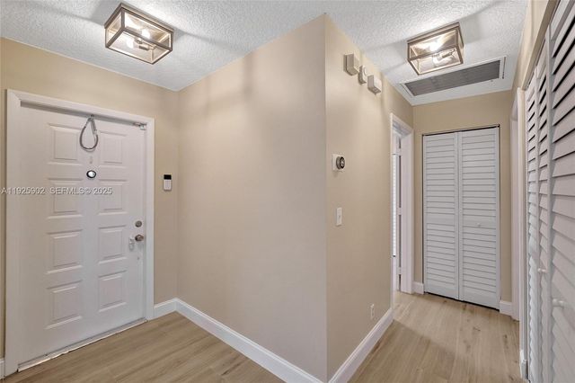 9012 S Lake Park Cir S, Davie, FL 33328