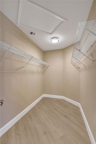 9012 S Lake Park Cir S, Davie, FL 33328