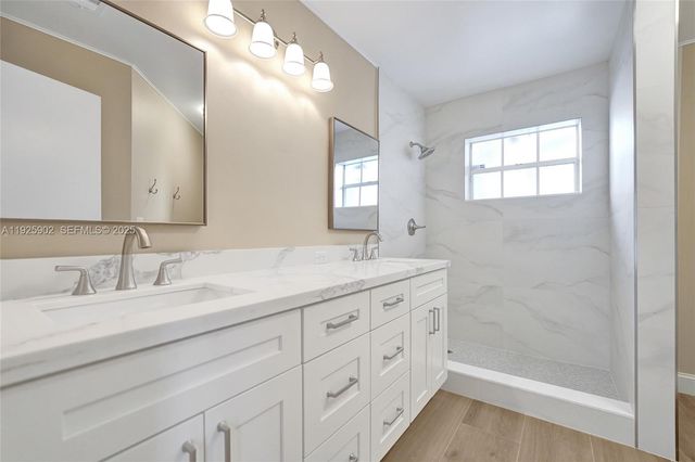 9012 S Lake Park Cir S, Davie, FL 33328