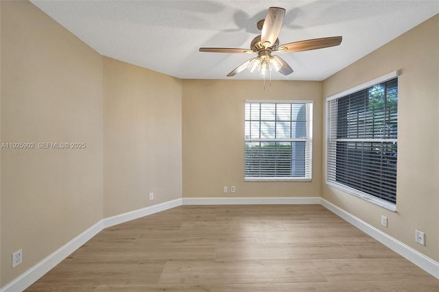 9012 S Lake Park Cir S, Davie, FL 33328