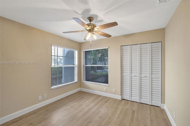 9012 S Lake Park Cir S, Davie, FL 33328