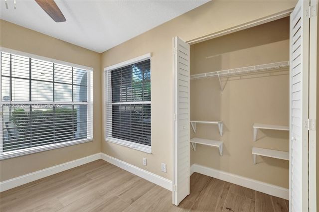 9012 S Lake Park Cir S, Davie, FL 33328