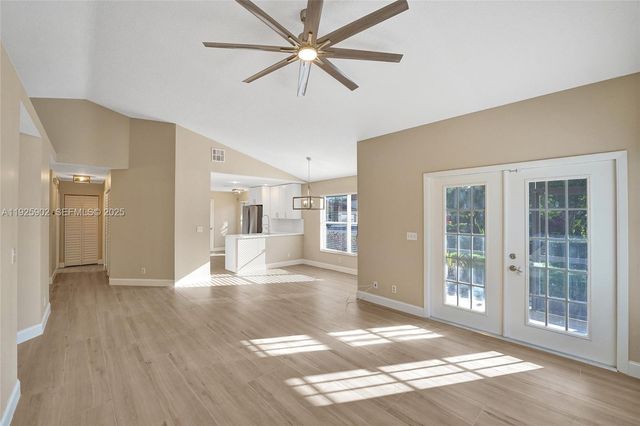 9012 S Lake Park Cir S, Davie, FL 33328