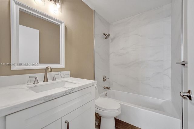 9012 S Lake Park Cir S, Davie, FL 33328