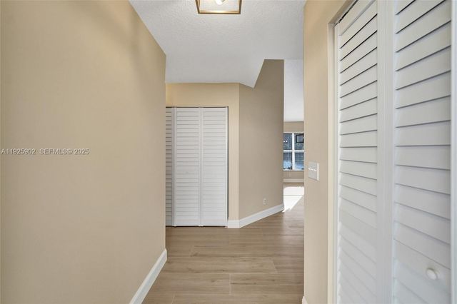 9012 S Lake Park Cir S, Davie, FL 33328