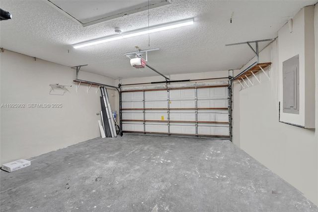 9012 S Lake Park Cir S, Davie, FL 33328