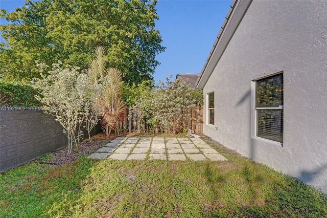 9012 S Lake Park Cir S, Davie, FL 33328