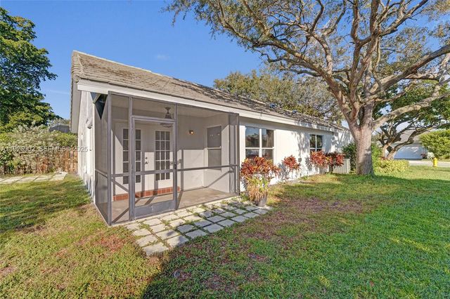 9012 S Lake Park Cir S, Davie, FL 33328