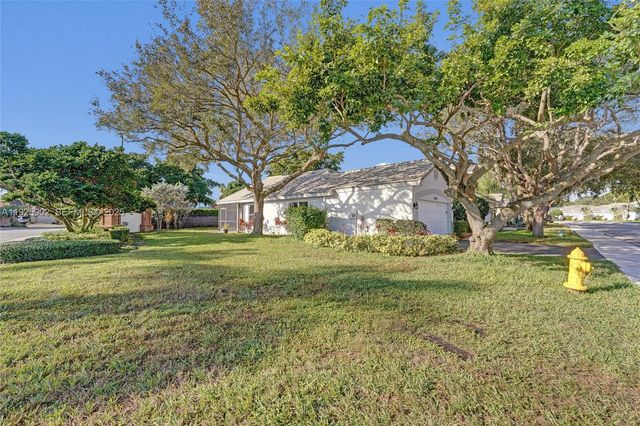 9012 S Lake Park Cir S, Davie, FL 33328