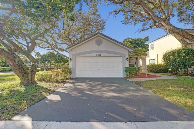 9012 S Lake Park Cir S, Davie, FL 33328