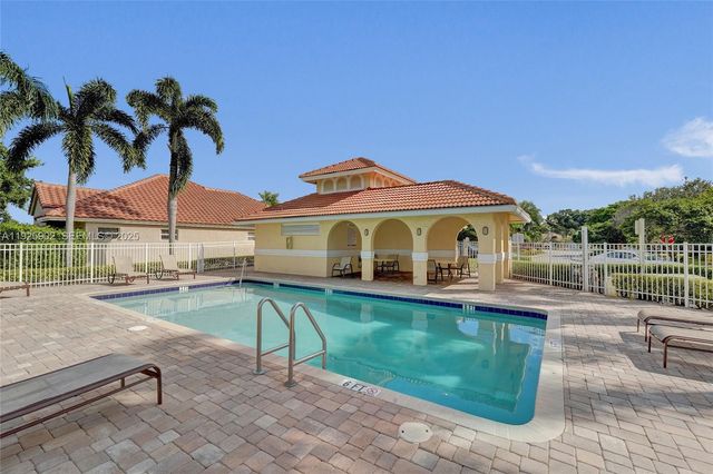 9012 S Lake Park Cir S, Davie, FL 33328