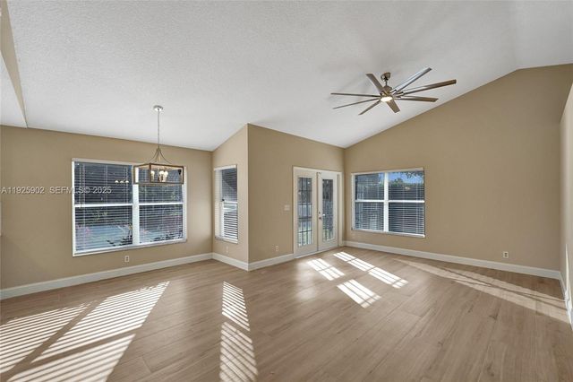 9012 S Lake Park Cir S, Davie, FL 33328