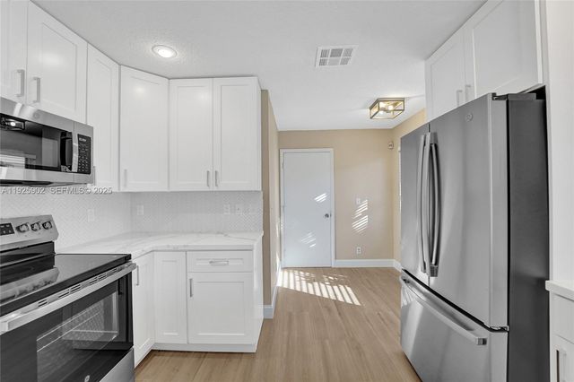 9012 S Lake Park Cir S, Davie, FL 33328