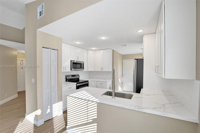 9012 S Lake Park Cir S, Davie, FL 33328