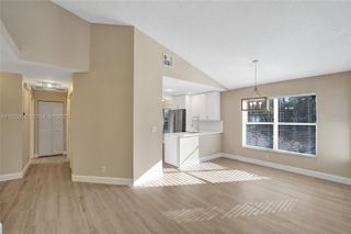 9012 S Lake Park Cir S, Davie, FL 33328