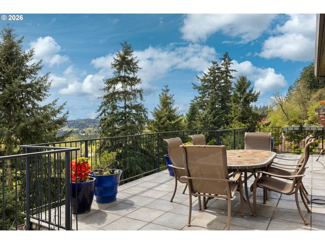 18284 MEADOWLARK Ln, Lake Oswego, OR 97034